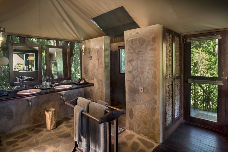 &Beyond Kichwa Tembo Tented Camp masai-mara-kichwa-classic-tent-bathroom