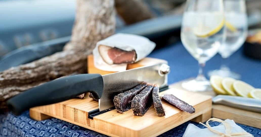 jídlo, nůž, sklenky