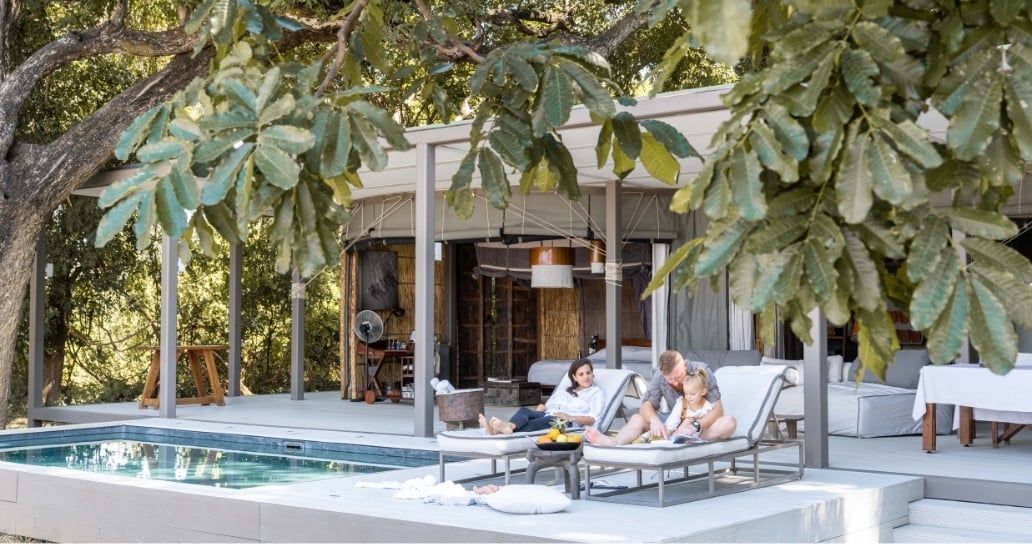 lodge, bazén , lidé na terase