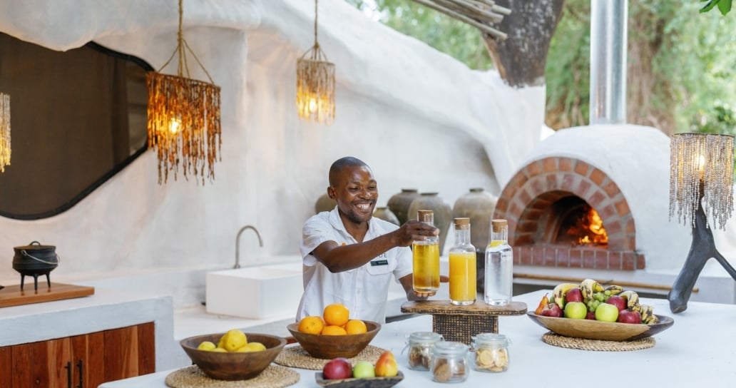 venkovní kuchyň, ovoce, člověk