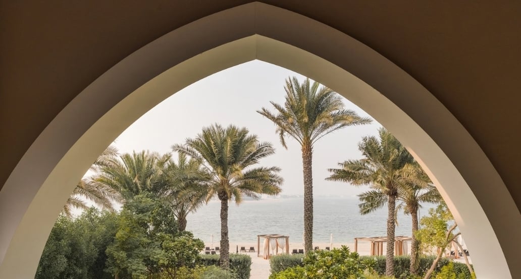 1032x544  Jumeirah Zabeel Saray, SAE, Dubaj _ Exclusive Tours_palmy, pláž