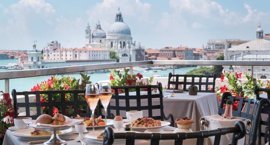 snídaně, výhled na Benátky