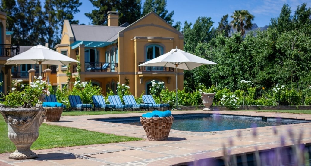 bazén, zahrada, dům