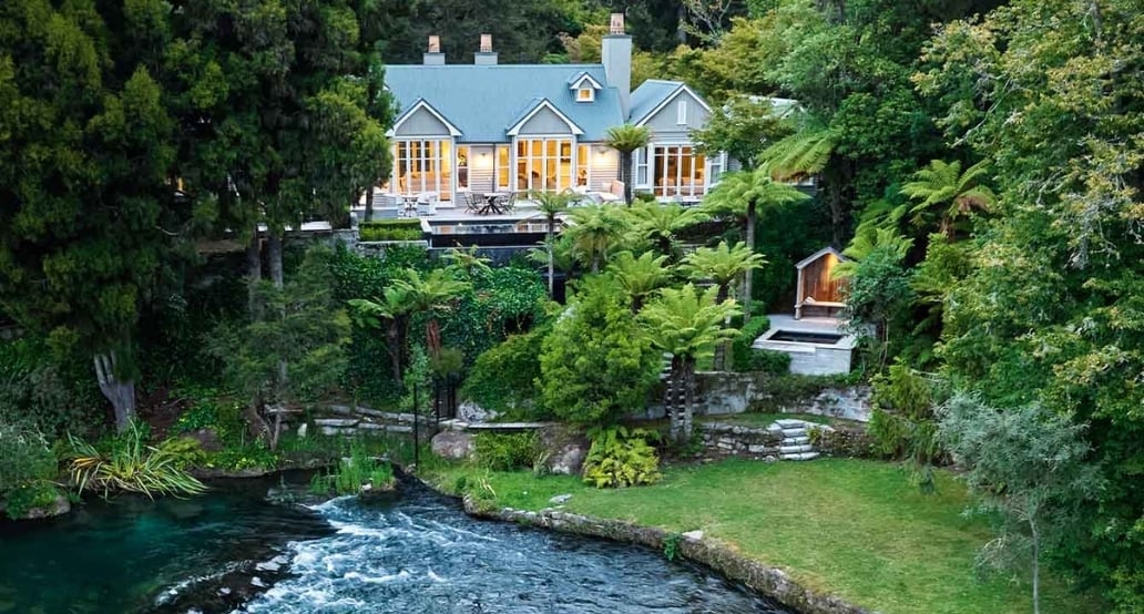 dům, zahrada, řeka