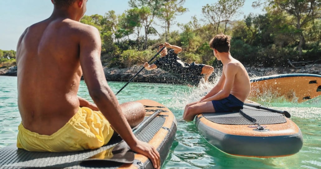 kluci na paddleboardu
