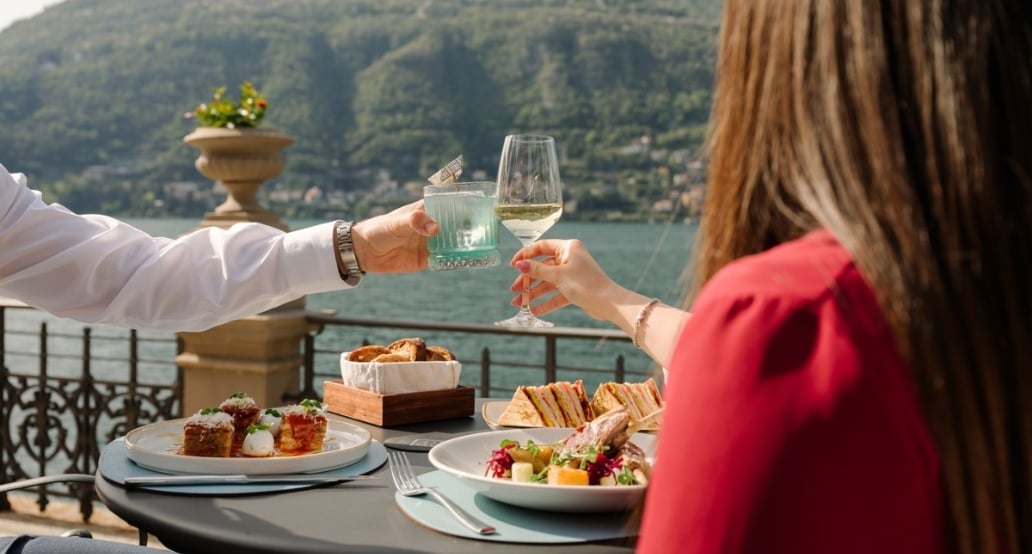 lidé, jídlo, víno, jezero