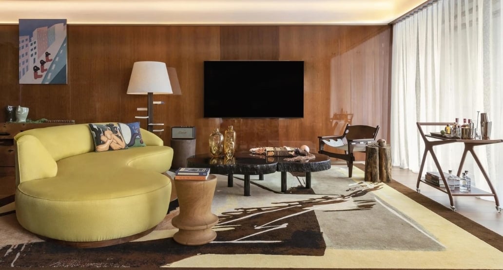 1032x544 Rosewood Sao Paulo, Brazílie _ Exclusive Tours_interiér_RWSPO_3-0_Brand-com_Assets_Room_PremierSuite_LivingRoom.jpg