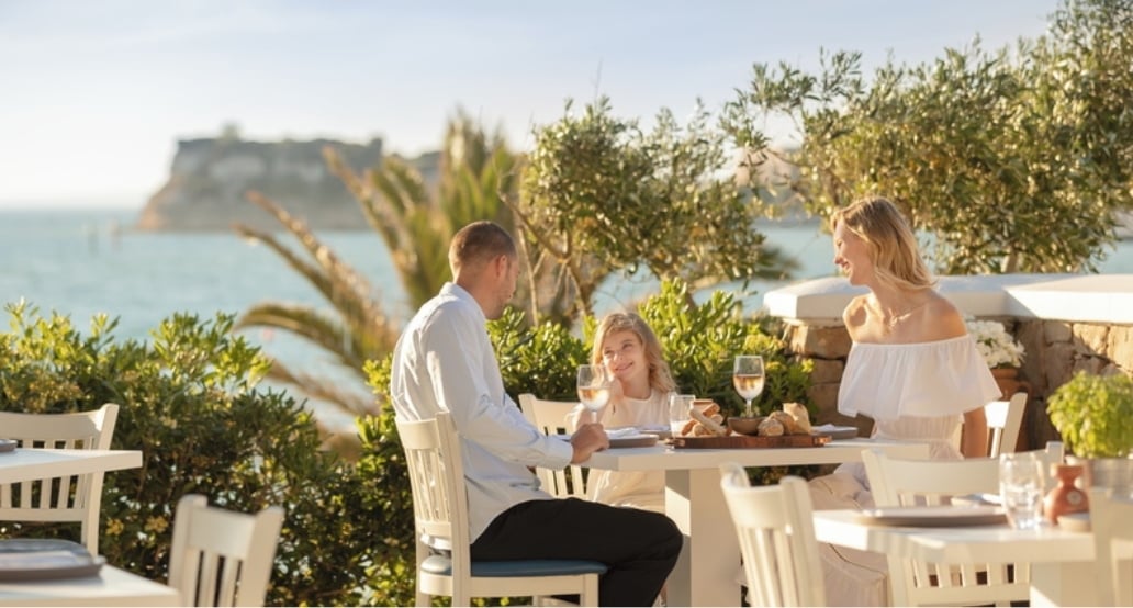 lidé v restauraci na terase