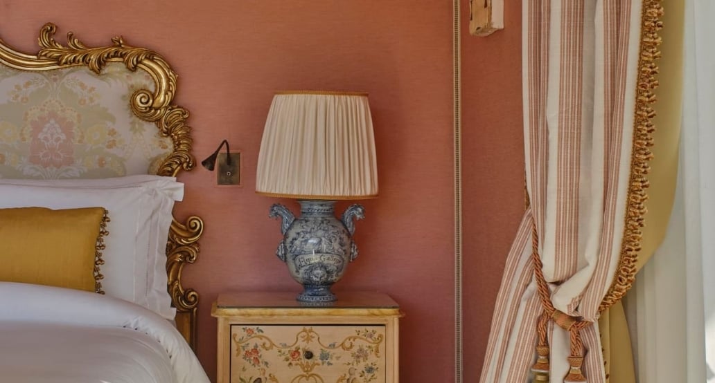postel, lampa
