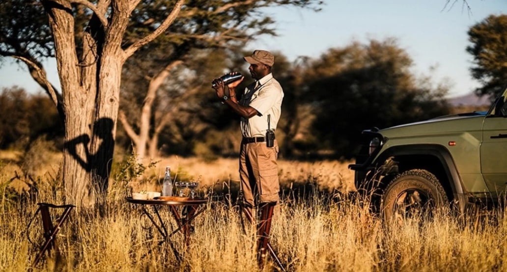 1032x544 Zannier Omaanda Lodge, Namibie, Afrika | Exclusive Tours_safari, muž