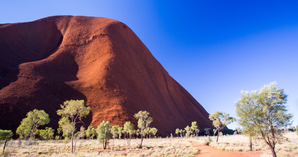 1032x544 zážitek_Dovolená s itinerářem v Austrálii a na Novém Zélandu_Uluru, poušť, stromy | Exclusive Tours