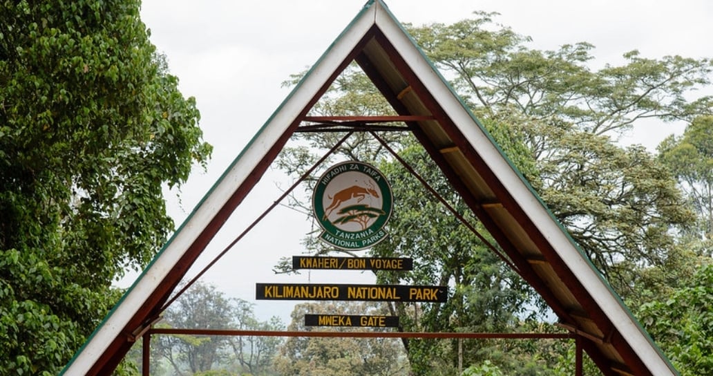 Mweka gate, brána do parku, prales