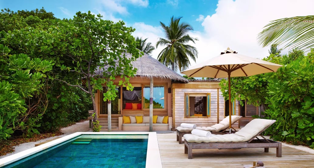 1032x554 Aktivní odpočinek v ráji na Maledivách s Exclusive Tours laamu-maldives-family-villa-with-pool-exterior