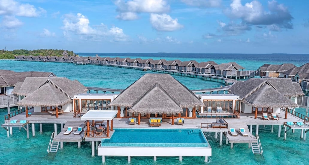 1032x554 Anantara Kihavah akih_2bdrm_sunset_overwater_10