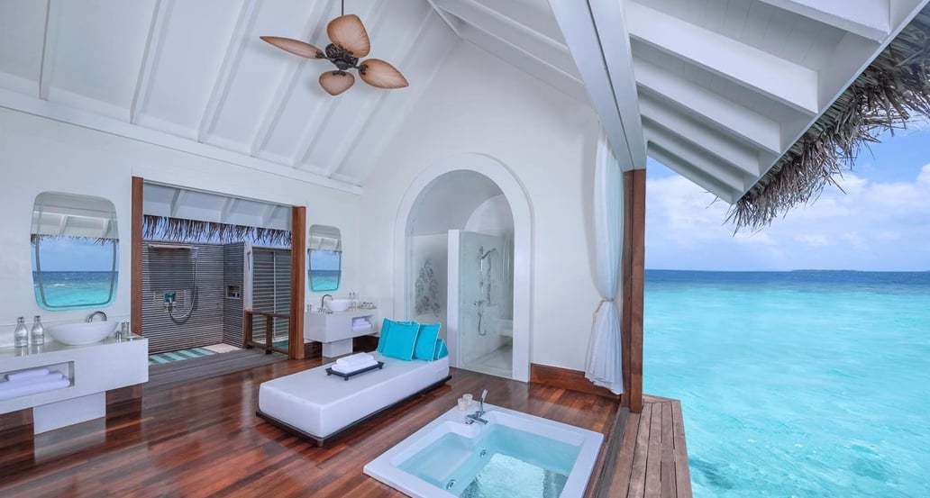1032x554 Anantara Kihavah akih_2bdrm_sunset_overwater_8