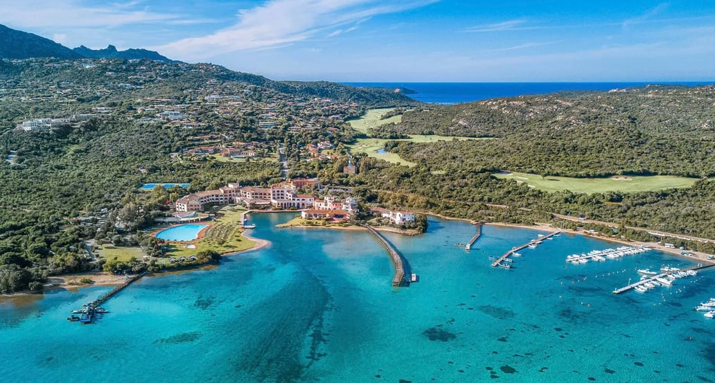 1032x554 Cala Di Volpe, A Luxury Collection olblc-aerial-exterior-8748-hor-clsc
