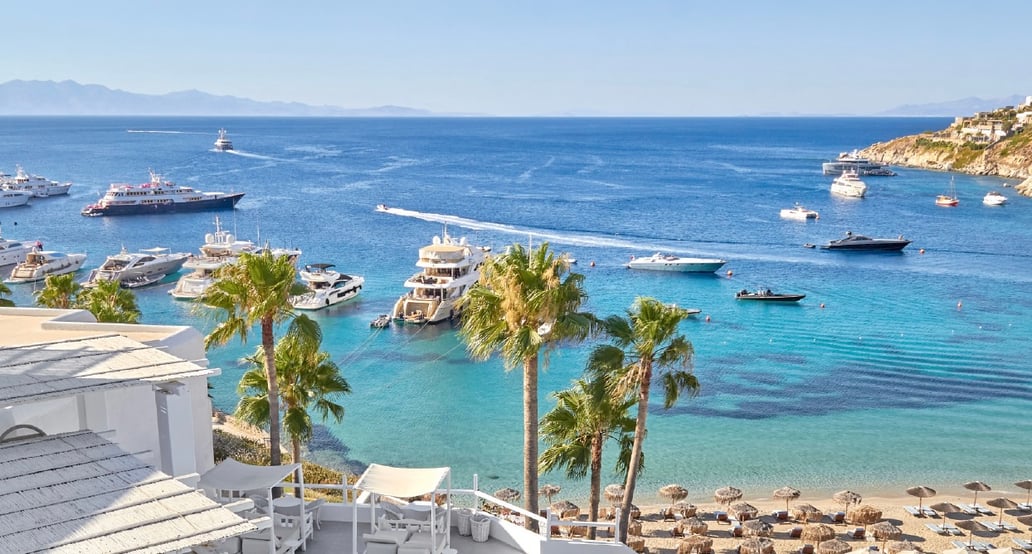 1032x554 Grecotel Mykonos Blu 28-enjoying-the-summer-sky-psarou-beach-grecotel-mykonos-blu-20372