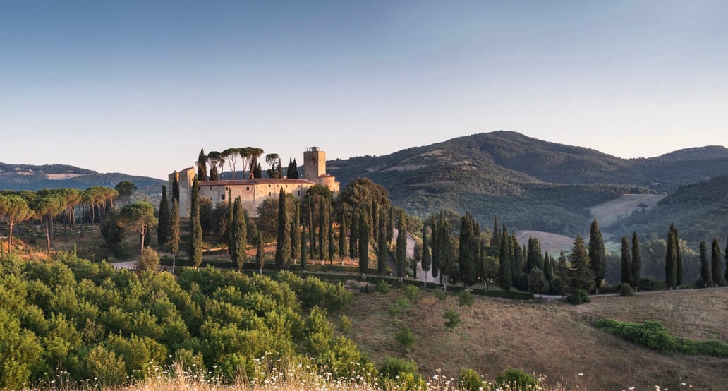 1032x554 Hotel Castello di Reschio the-castle-landing-2020-m