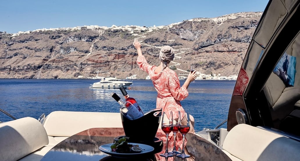 1032x554 Katikies Santorini katikies-club-santorini-experiences-yachting_q1a9224