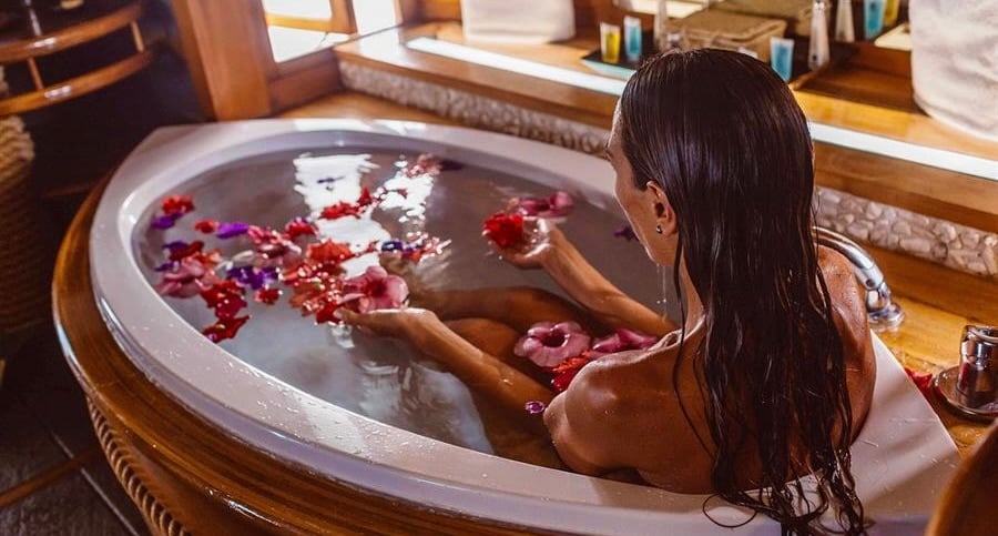 1032x554 Le Tahaa le-taha-a-island-resort-spa-overwater-suite-bathroom