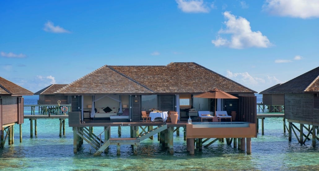 1032x554 Nejlepší vily s bazénem na Maledivách Lily Beach Resort & Spa Deluxe-Water-Villa-1