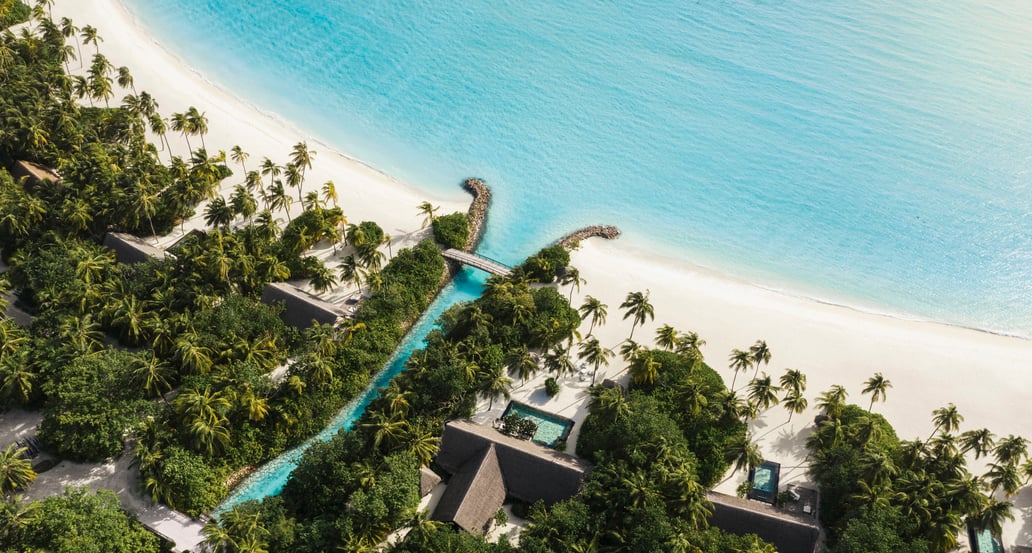 1032x554 One&Only Reethi Rah OO_RR_Exteriors_Drone_Beaches_0911_MASTER
