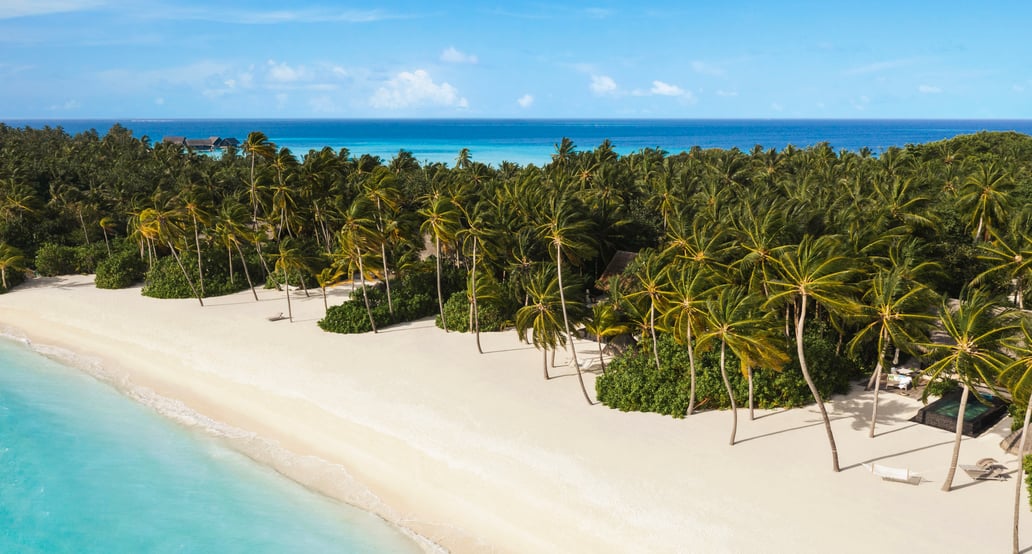 1032x554 One&Only Reethi Rah OO_RR_Exteriors_Drone_Beaches_0913_MASTER