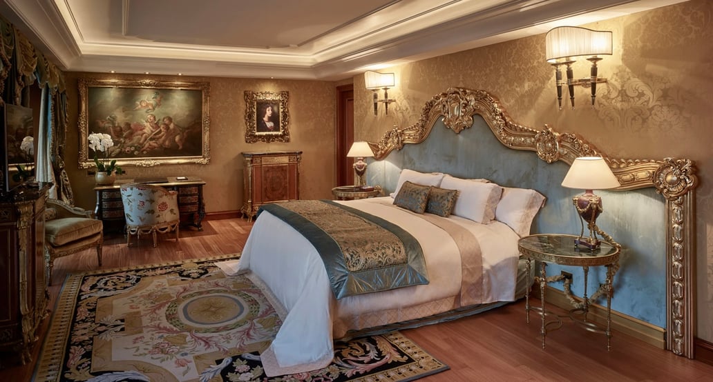 1032x554 Rome Cavalieri Waldorf Astoria Petronius_Suite_Bedroom