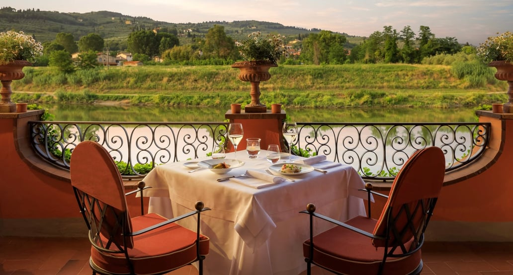 1032x554 Villa la Massa Verrocchio-dinner-set-up-Table-Arno-view-1920x1280