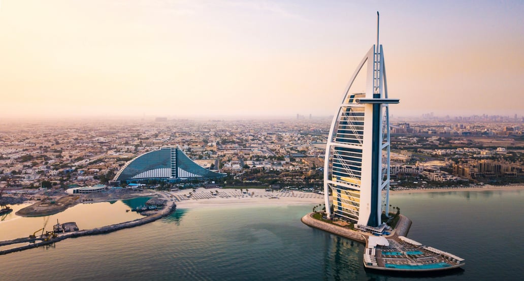 1032x554 Z výšky Burj Al Arab na hrb velblouda shutterstock_1431750602