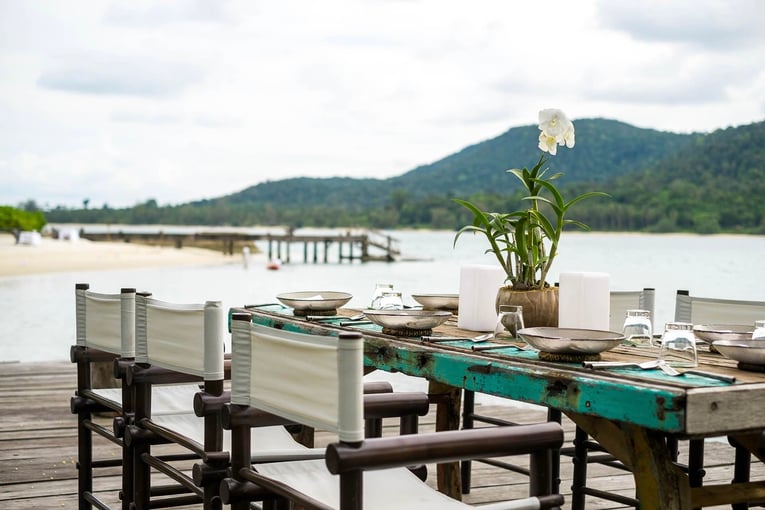 1032x554_Song Saa, Kambodža_destination_dining_driftwood-min