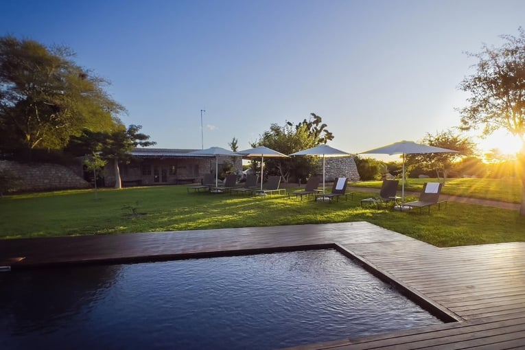 1200 x 800 Anderssons Camp Ongava, Namibie, Afrika _ Exclusive Tours_bazén