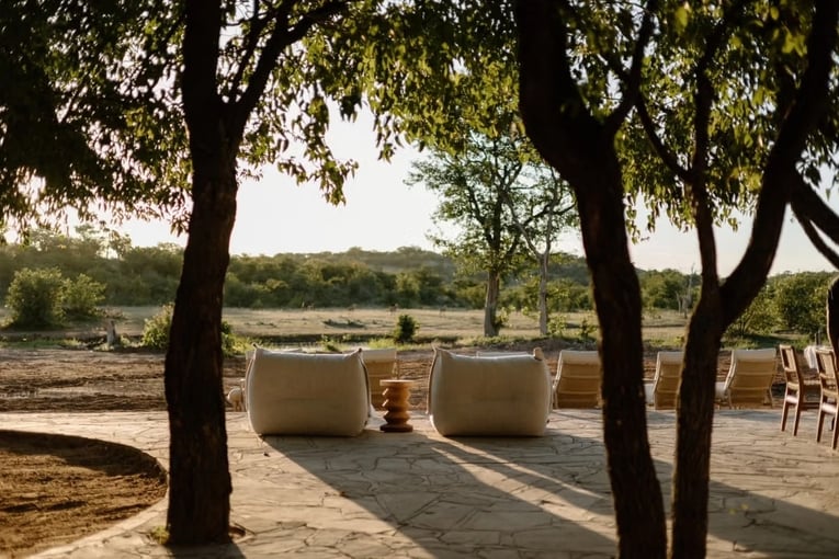 1200 x 800 Anderssons Camp Ongava, Namibie, Afrika _ Exclusive Tours_posezení, příroda