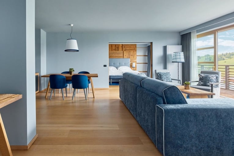 hotelový pokoj, gauč