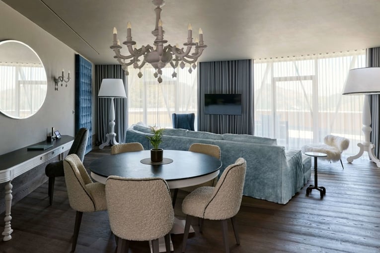 hotelový pokoj, lustr, nábytek