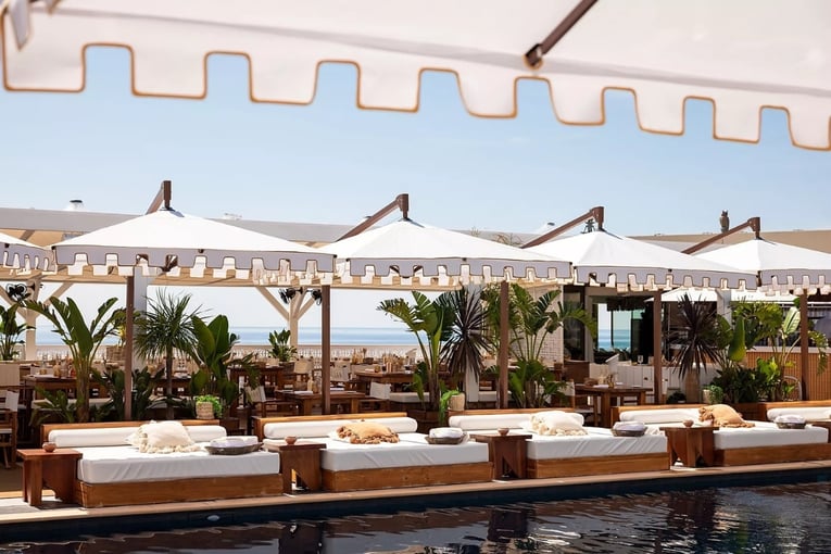 beach club, slunečníky
