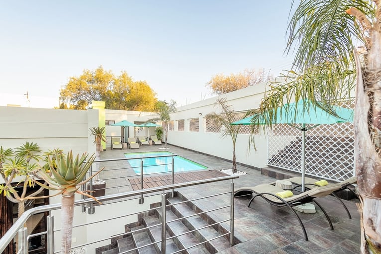 bazén, terasa, palma