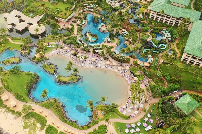 resort, bazény, zeleň