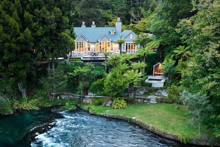 dům v zahradě, řeka