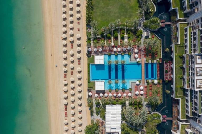 pohled z drogu, bazén, moře, hotel, pláž