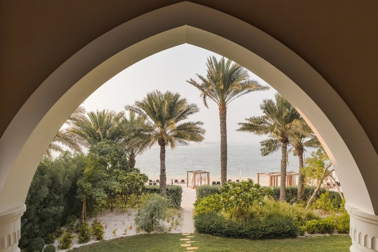1200 x 800 Jumeirah Zabeel Saray, SAE, Dubaj _ Exclusive Tours_palmy, pláž