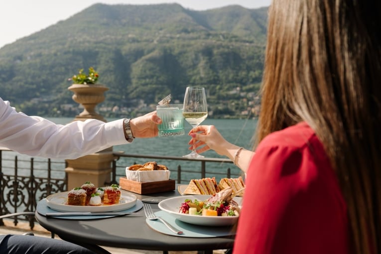 jídlo, sklenka vína, příroda