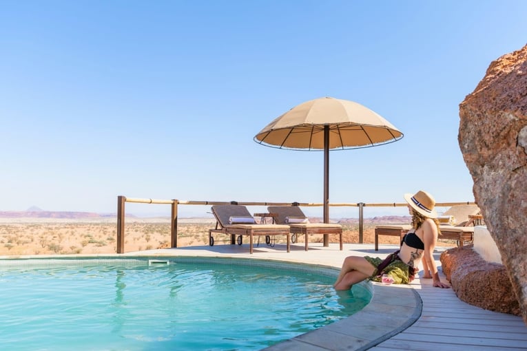 bazén, žena, slunečník, nebe