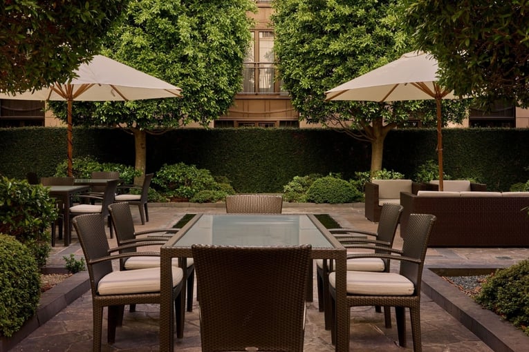 zahrada, sezení, slunečníky