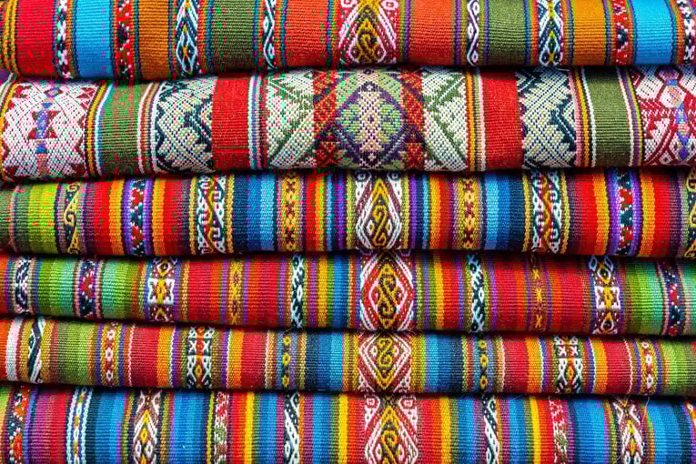 peruánské barevné látky