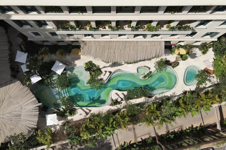 1200 x 800 Rosewood Sao Paulo, Brazílie _ Exclusive Tours_budova, bazén_RWSPO_Destination_AerialEmeraldPool.jpg