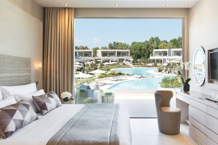 interiér, bazén, výhled ven