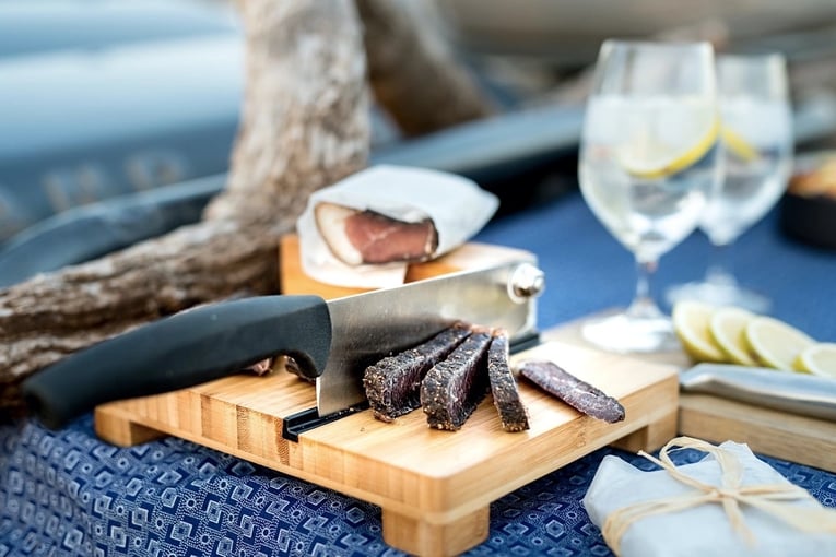 jídlo, nůž, sklenky