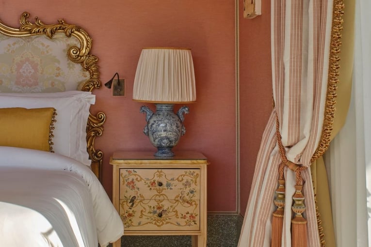 postel, lampa