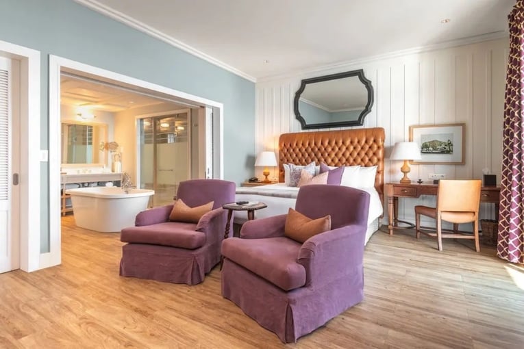 pokoj, křesla, postel, vana